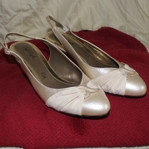 Soft Style Hush Puppies Sling Back Heels Size 9 W… - image 1